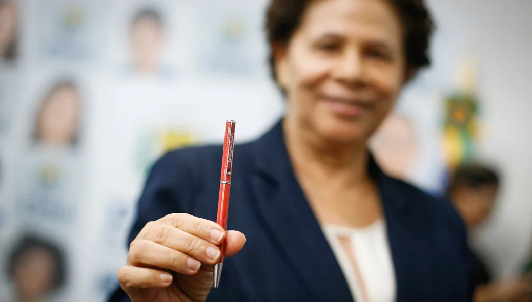 Regina Sousa com a caneta na mão 