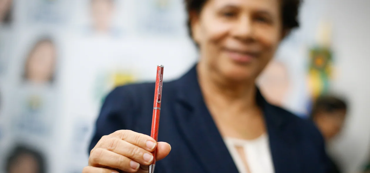 Regina Sousa com a caneta na mão 