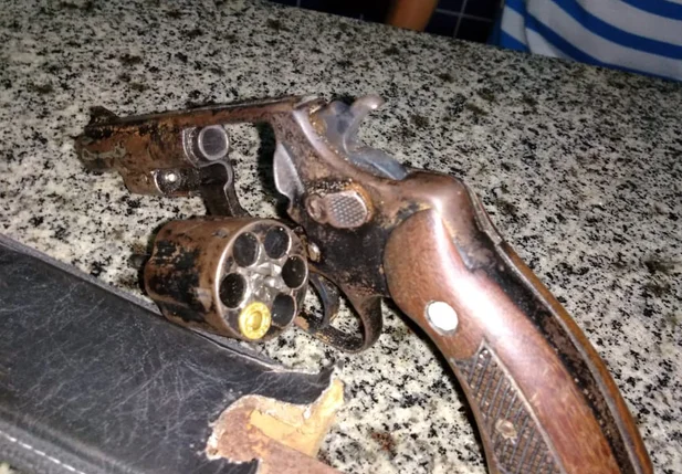 Armas encontradas com o suspeito