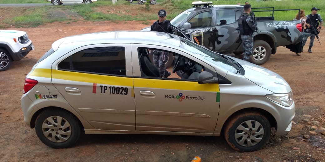 Carro roubado pelo casal