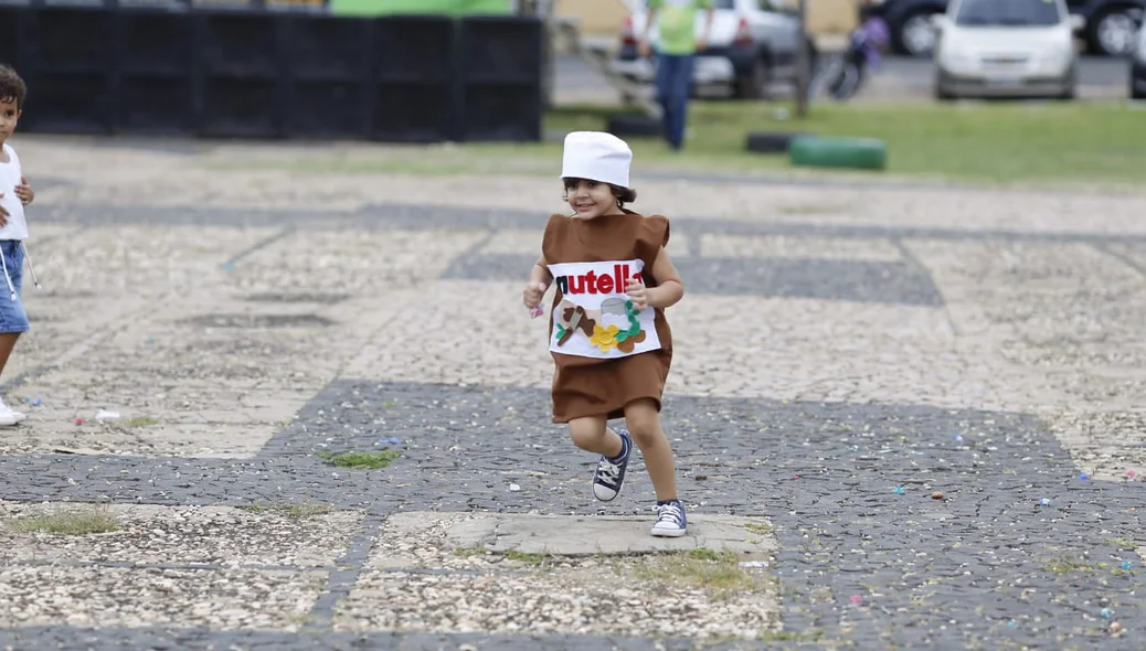 Criança vestida de Nutella