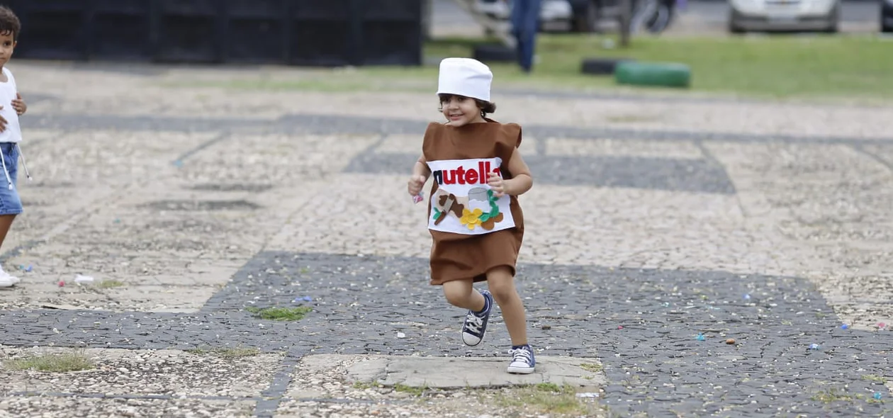 Criança vestida de Nutella