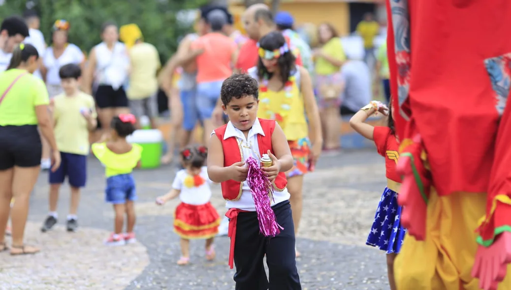 Criança vestida de pirata 