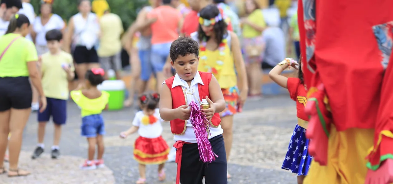 Criança vestida de pirata 
