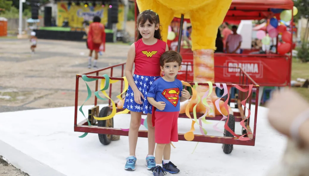 Crianças vestidas de super-herói 