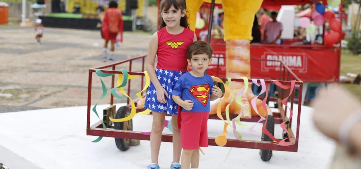 Crianças vestidas de super-herói 