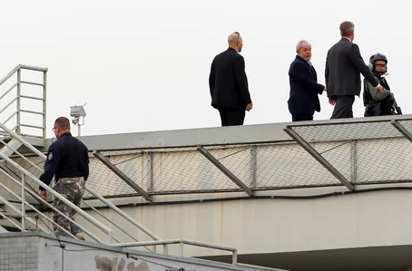 Lula indo para o velório do neto