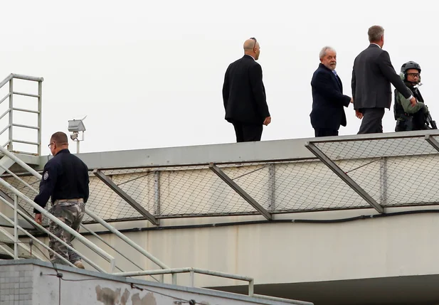 Lula indo para o velório do neto