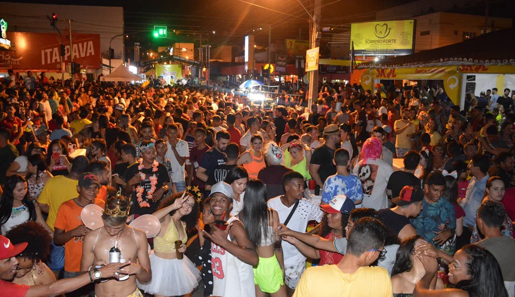 Multidão lota Praça de Alimentação  