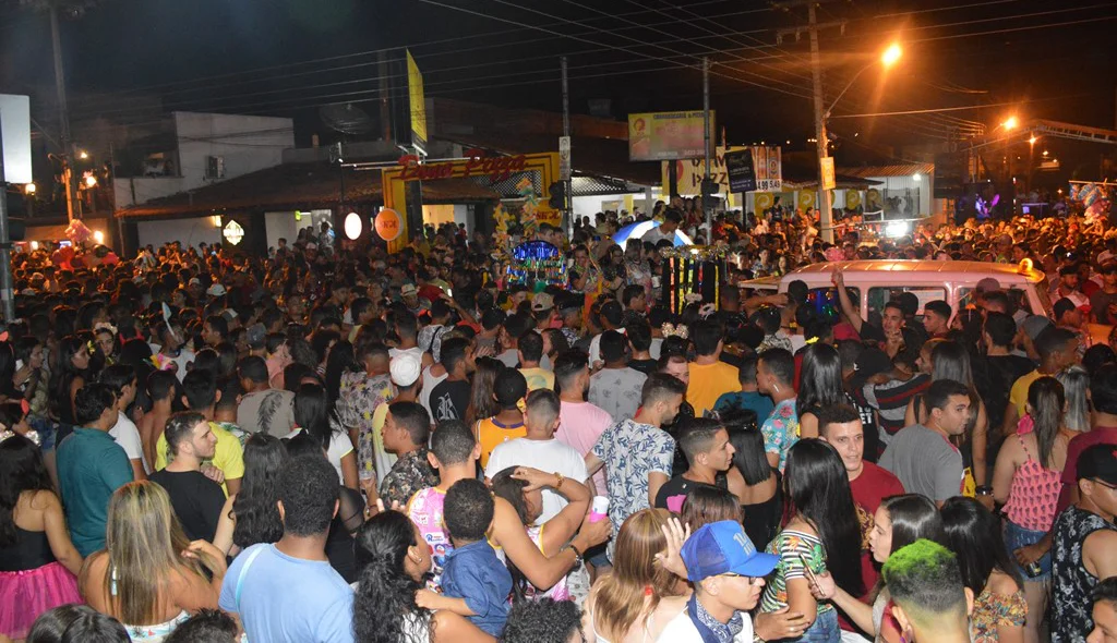 Multidão participa do Corso
