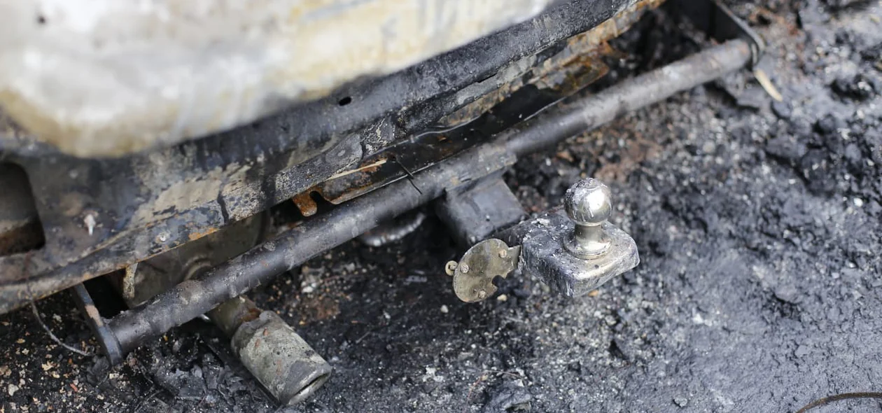 O carro ficou completamente destruído