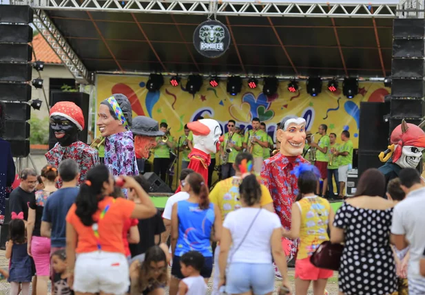 Blocos de rua animam sábado de carnaval em Teresina
