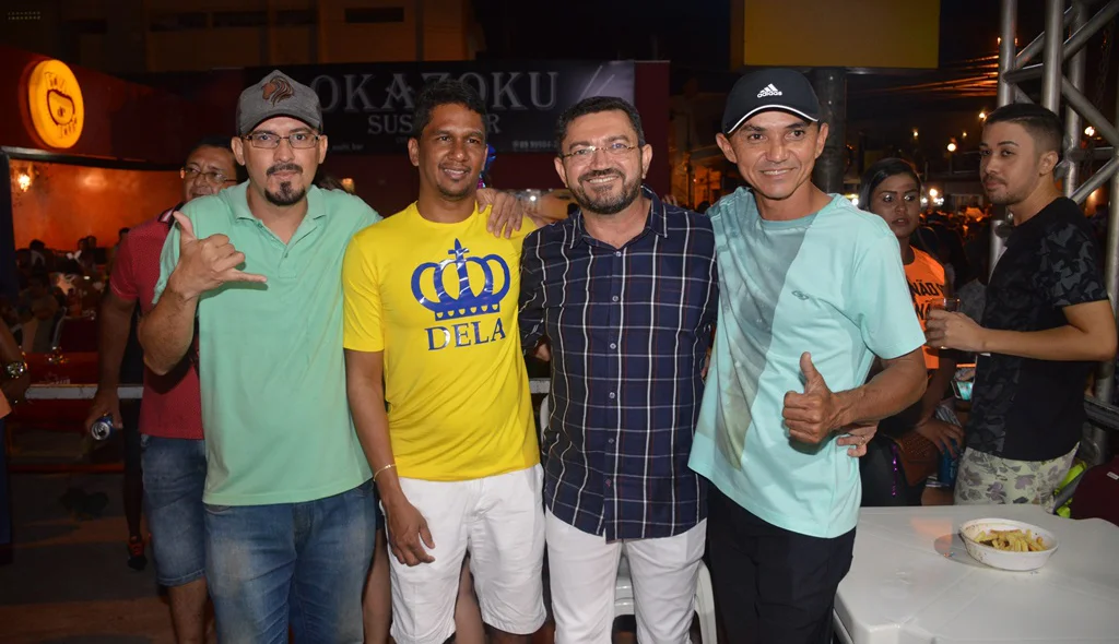 Padre Walmir com correligionários