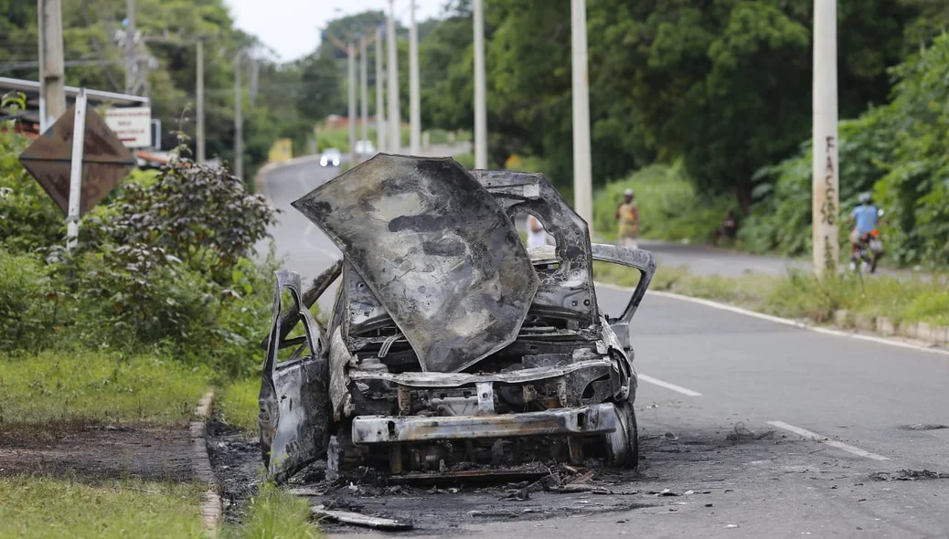 Veículo ficou destruído no Residencial Árvores Verdes