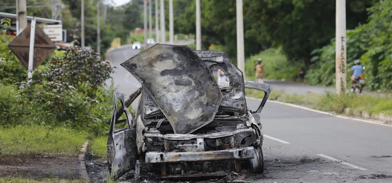 Veículo ficou destruído no Residencial Árvores Verdes