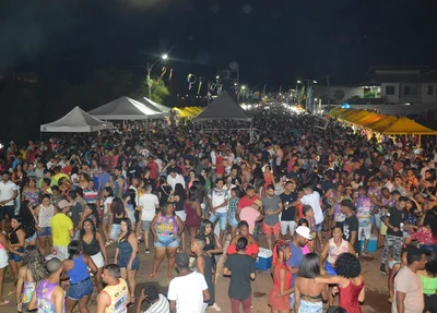 Multidão lota corredor da folia