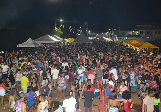 Multidão lota corredor da folia