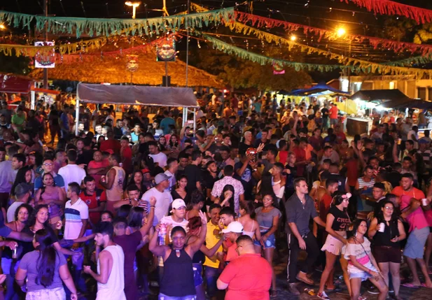 Multidão na primeira noite de Carnaval em Altos
