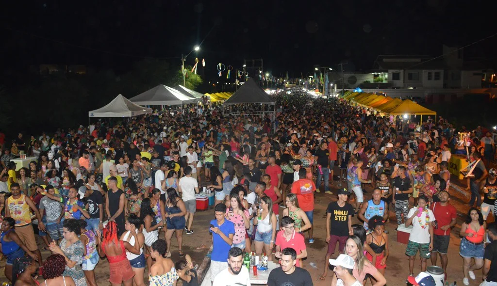 Primeira noite de Carnaval em Picos atrai multidão