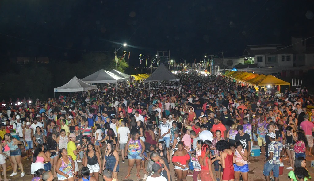 Primeira noite reúne multidão