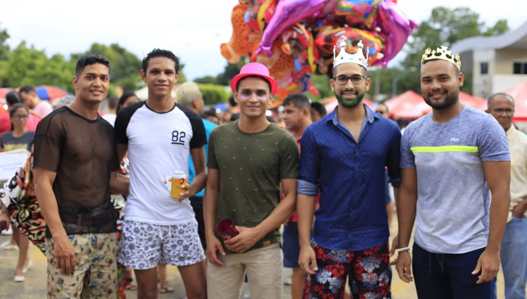 Amigos se reúnem para curtir o bloco Vaca Atolada