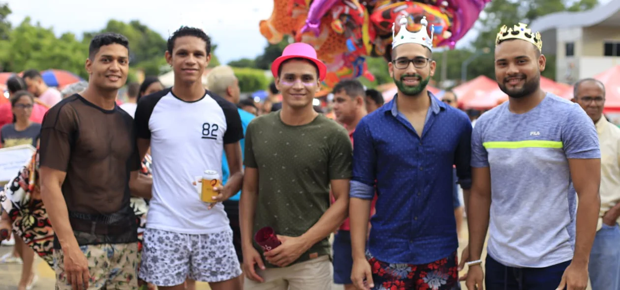 Amigos se reúnem para curtir o bloco Vaca Atolada