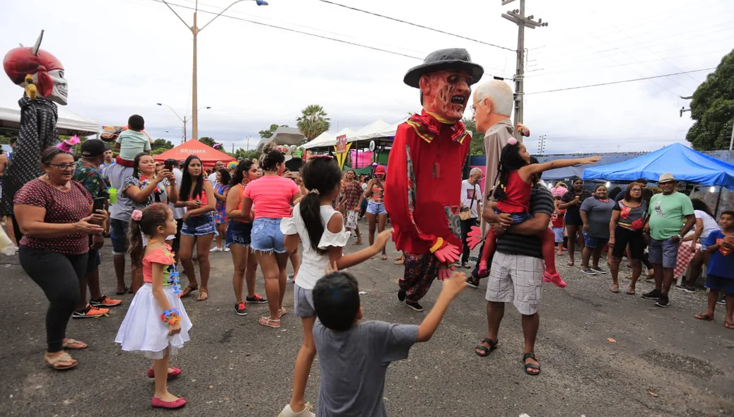 Crianças se divertem no bloco Vaca Atolada