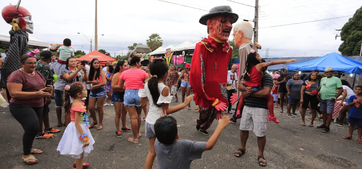 Crianças se divertem no bloco Vaca Atolada