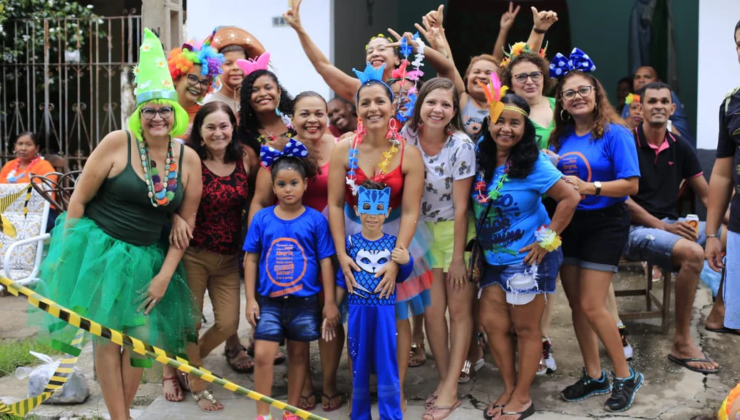 Família aguarda a passagem do bloco na frente de casa