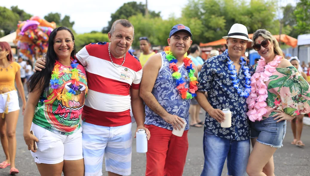 Foliões no bloco Vaca Atolada no bairro Matinha