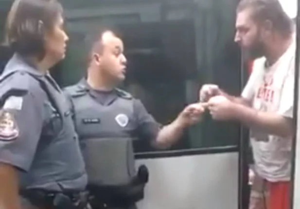 Vídeo mostra confusão entre PM e militante em delegacia