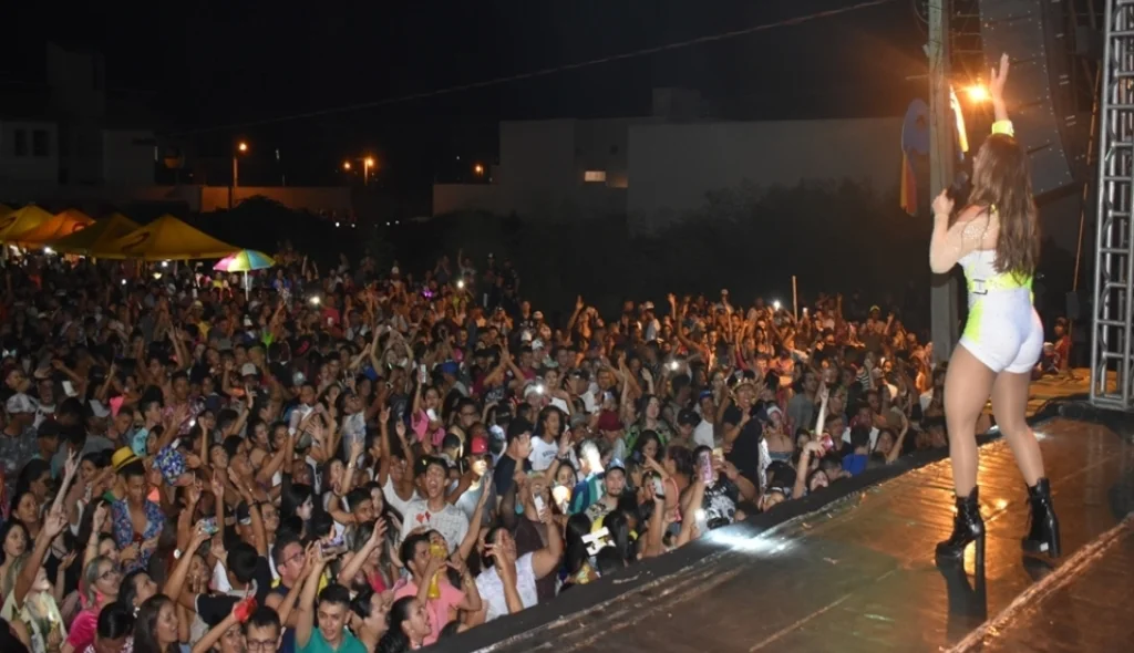 Artista interage com o público no corredor da folia