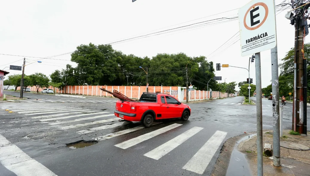 Carros tiveram que atravessar o cruzamento com cautela 