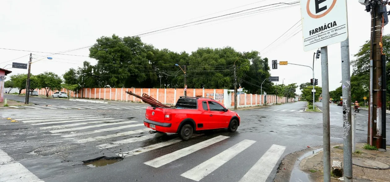 Carros tiveram que atravessar o cruzamento com cautela 