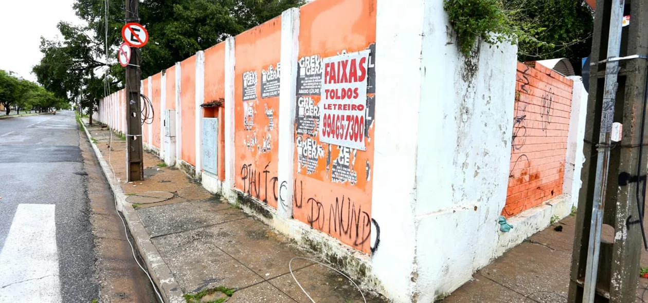 Fios de alta tensão ficaram espalhados pela calçada 