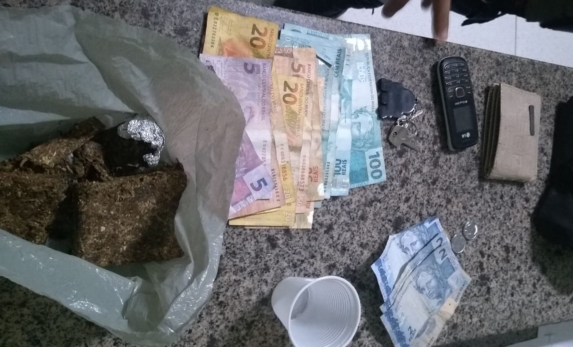 Foram apreendidos 200 gramas de maconha e 800 reais