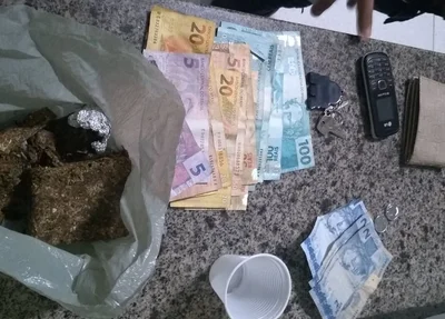 Foram apreendidos 200 gramas de maconha e 800 reais