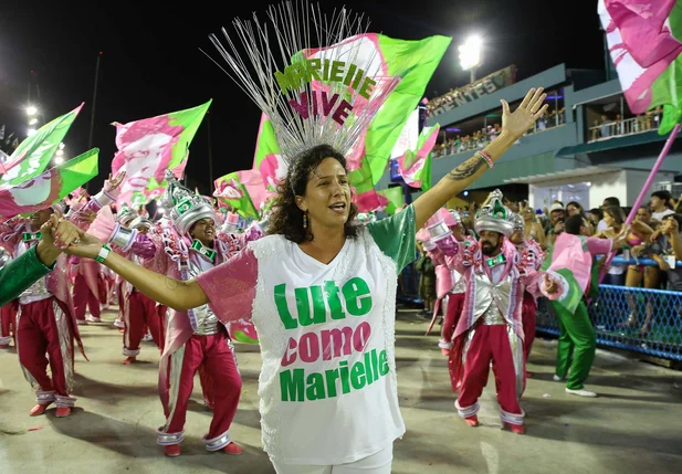 Mônica Benício, esposa de Marielle Franco, durante desfile