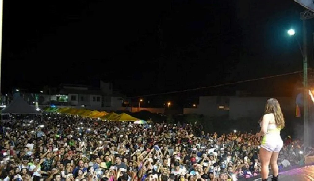 Multidão lota avenida Beira Rio na terceira noite de Carnaval