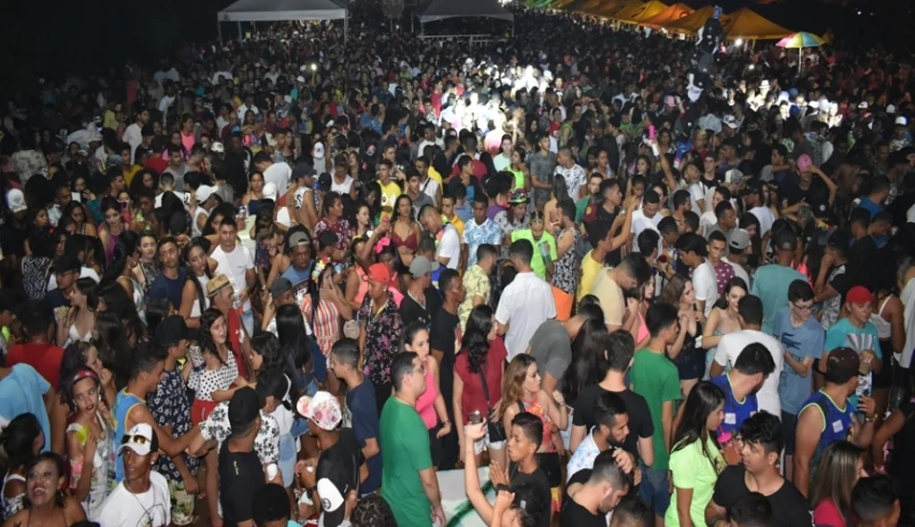 Multidão lota corredor da folia em Picos