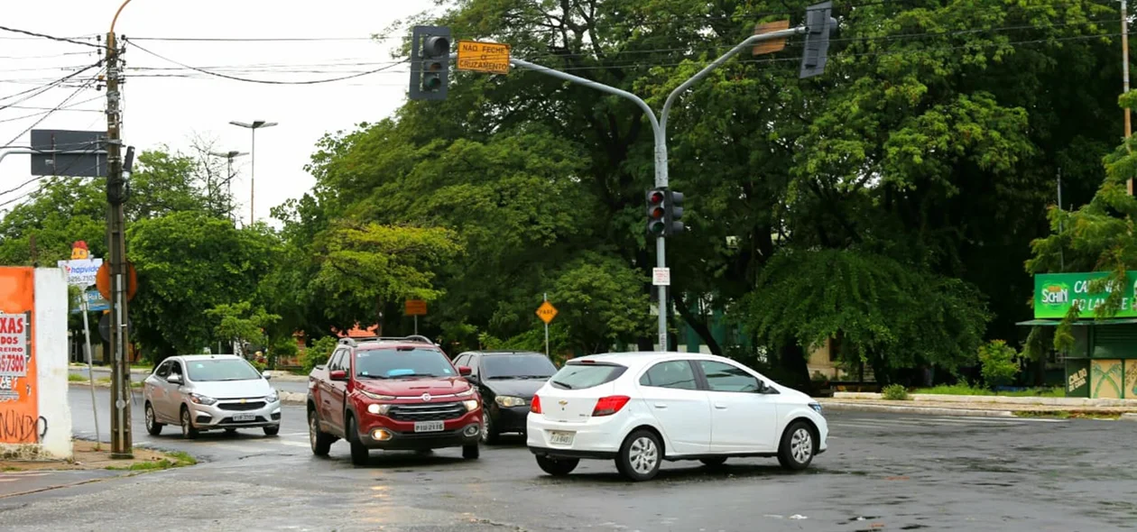 Sem energia no semáforo local, motoristas devem ter cautela ao atravessar o cruzamento