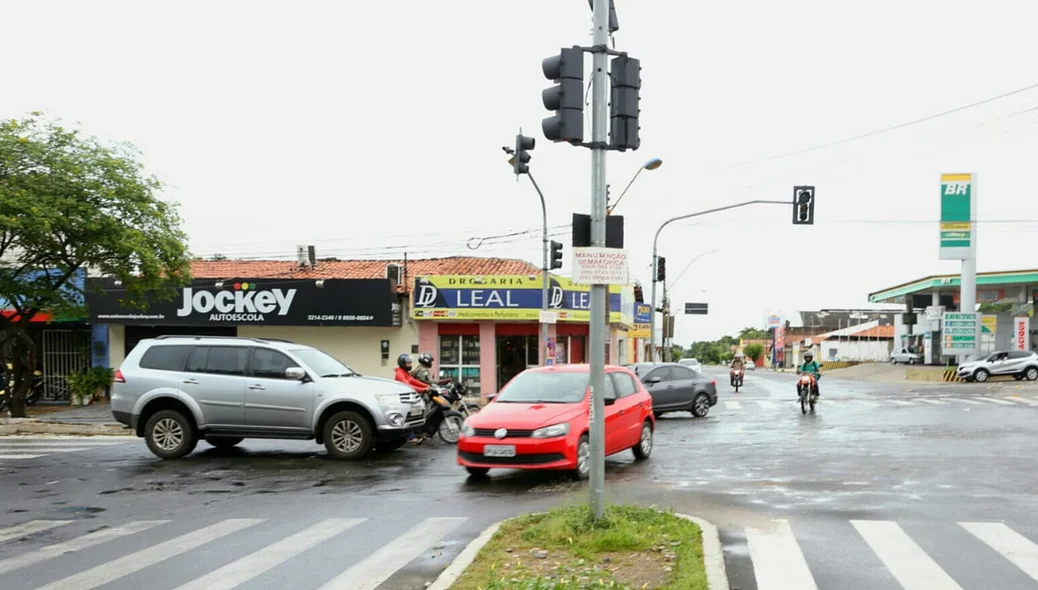 Semáforo desligado com a falta de energia causa transtorno no cruzamento do local