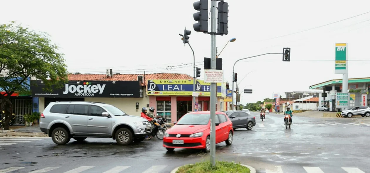 Semáforo desligado com a falta de energia causa transtorno no cruzamento do local