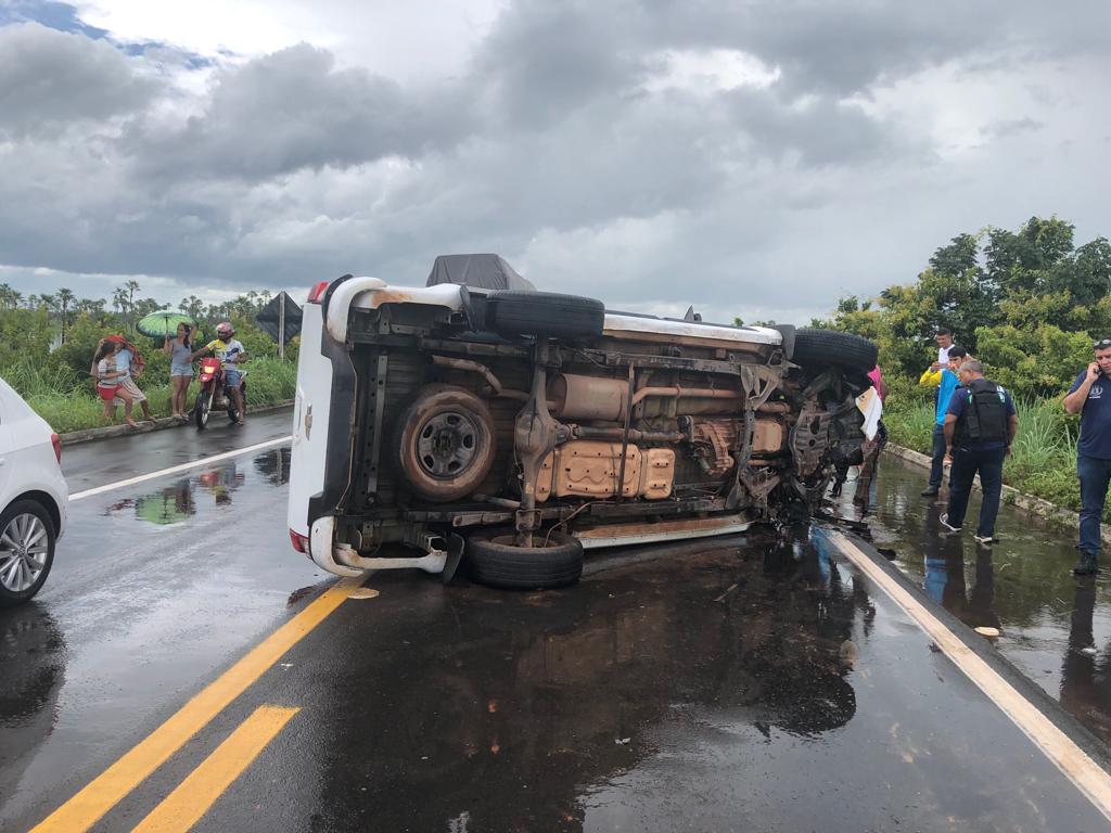 Veículo tombou no meio da pista