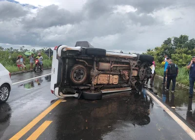 Veículo tombou no meio da pista