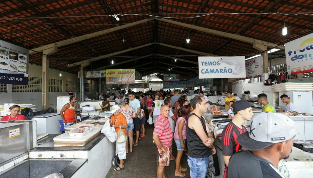 Grande movimentação de pessoas no mercado