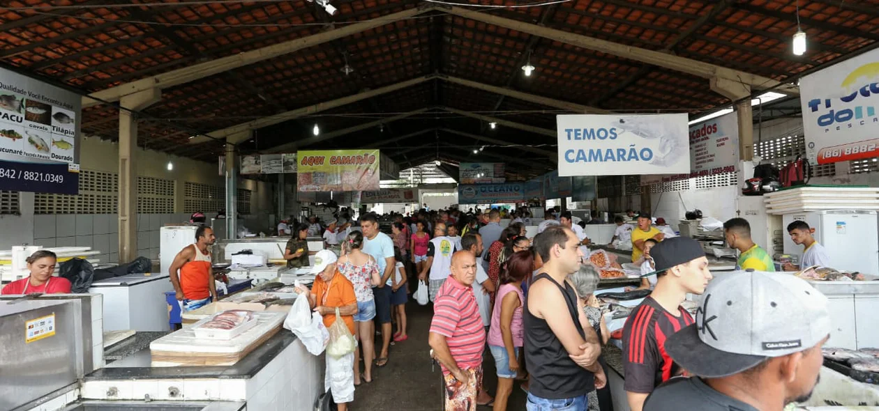 Grande movimentação de pessoas no mercado