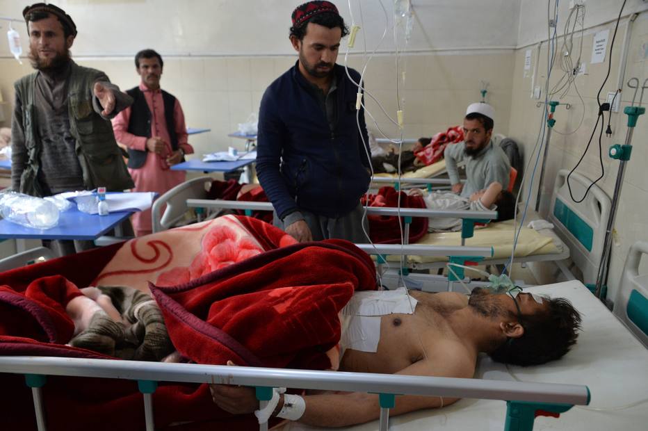 Populares recebem cuidados médicos após ataque no Afeganistão