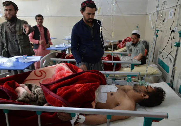 Populares recebem cuidados médicos após ataque no Afeganistão