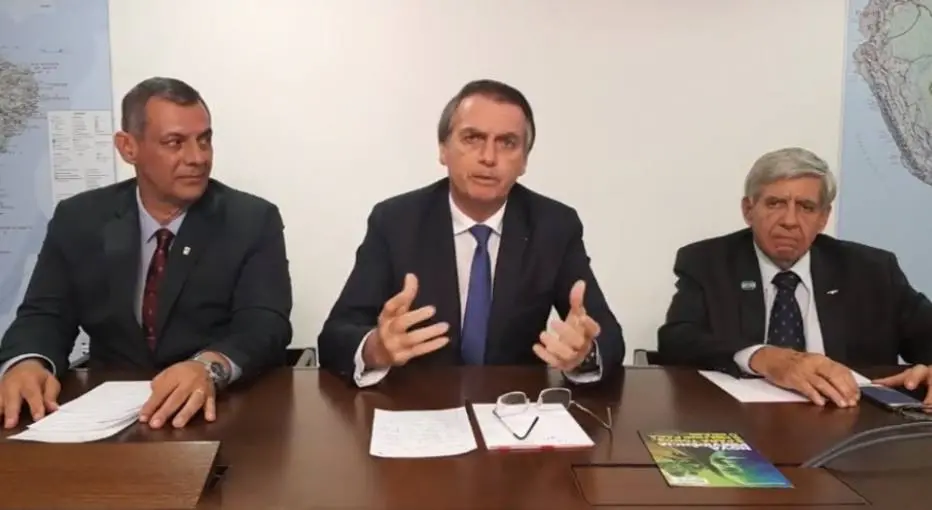 Bolsonaro ao lado de generais